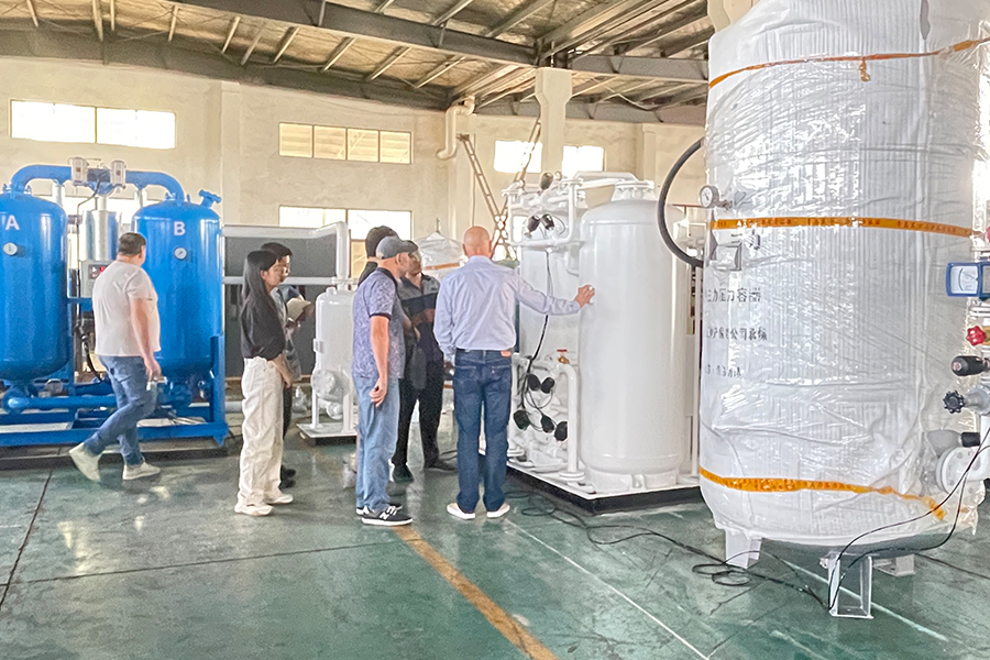 ロシアの顧客が窒素発生装置の優れた品質を評価するために当社の工場を訪問