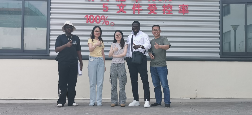 ブルキナファソの顧客が当社の酸素・窒素発生装置製造拠点を訪問後、注文に署名